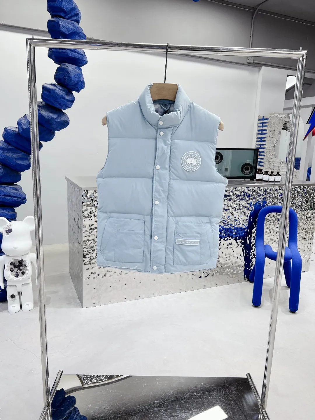 P480 𝗖𝗔𝗡𝗔𝗗𝗔 𝗚𝗢𝗢𝗦𝗘/Canada Goose White Label Glacier Vest Down Jacket Freestyle Vest THEICON This excellent down-filled vest can be freely layered with a variety of clothes, making it a favorite during the changing seasons. It's classic, versatile and provides excellent warmth. The Northern Lights capsule collection is reimagined in rich tones inspired by the stunning colors of Canada's north. The Glacial Haze capsule collection is revamped with a striking and layered color palette that evokes the feeling of being caught in the mist surrounding icebergs and glaciers. The top original replica version refers to the highest version in China (there is no one) (it is a piece of craftsmanship to make a piece of clothing that is ZP when placed in the counter) 1⃣ Made of original custom-made double plain 9500-100% nylon nylon fabric, windproof, waterproof and stain-resistant 2⃣ Filled with national standard Guangzhou Inspection white duck down, the amount of down is more than twice that of ordinary goods.  3⃣The zipper is customized from Yoshida YKK factory, with clear engraving and perfect and smooth texture. 4⃣Collar label, armband, back label, hangtag, complete anti-counterfeiting mark. Color: black, white, mood blue, melted water blue, graphite gray, purple. Size: XS S M L XL XXL